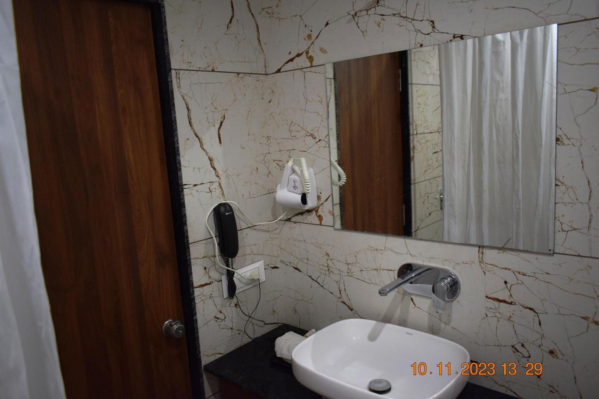 Leela Bizotel Junagadh Dış mekan fotoğraf