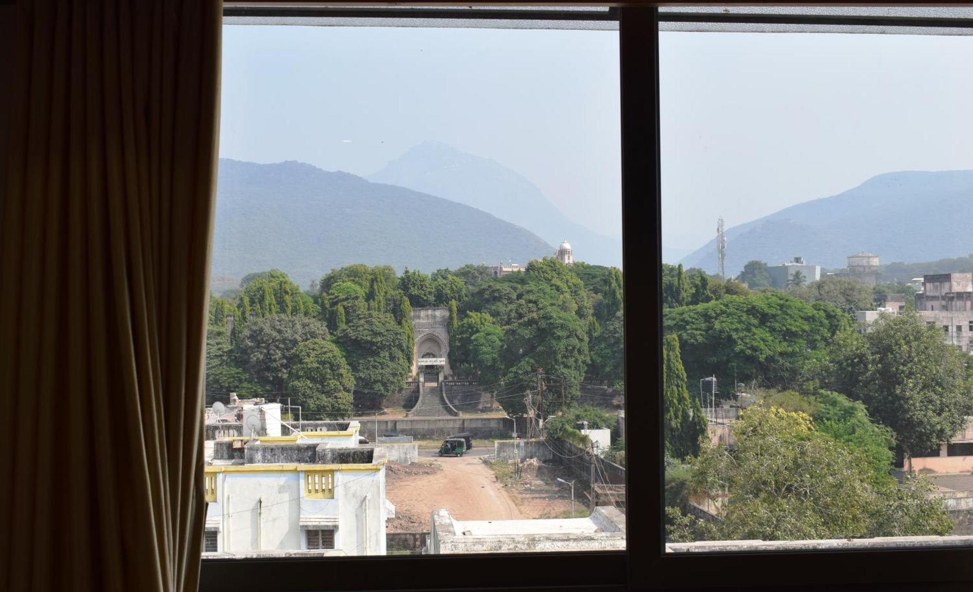 Leela Bizotel Junagadh Dış mekan fotoğraf