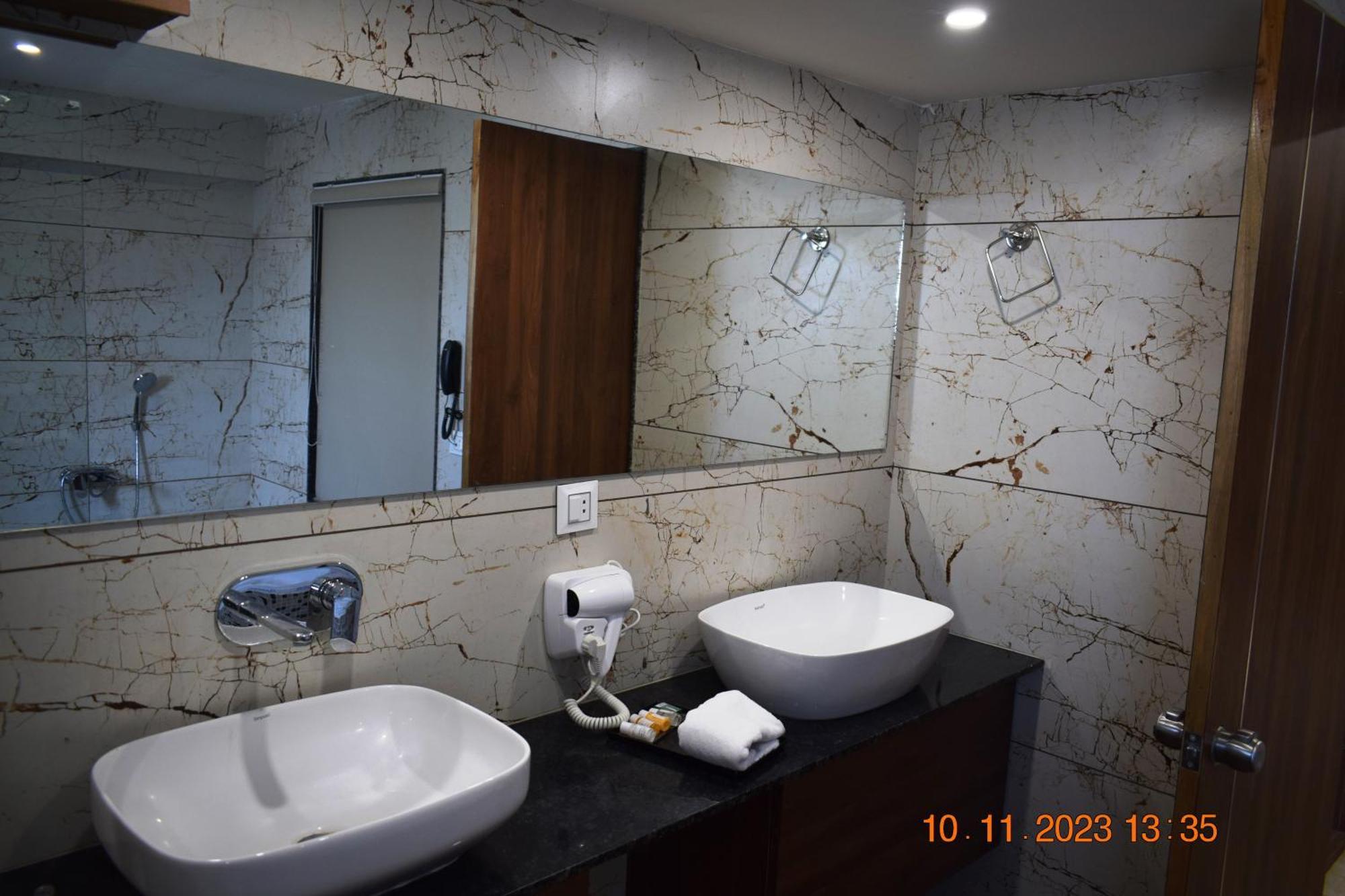 Leela Bizotel Junagadh Dış mekan fotoğraf