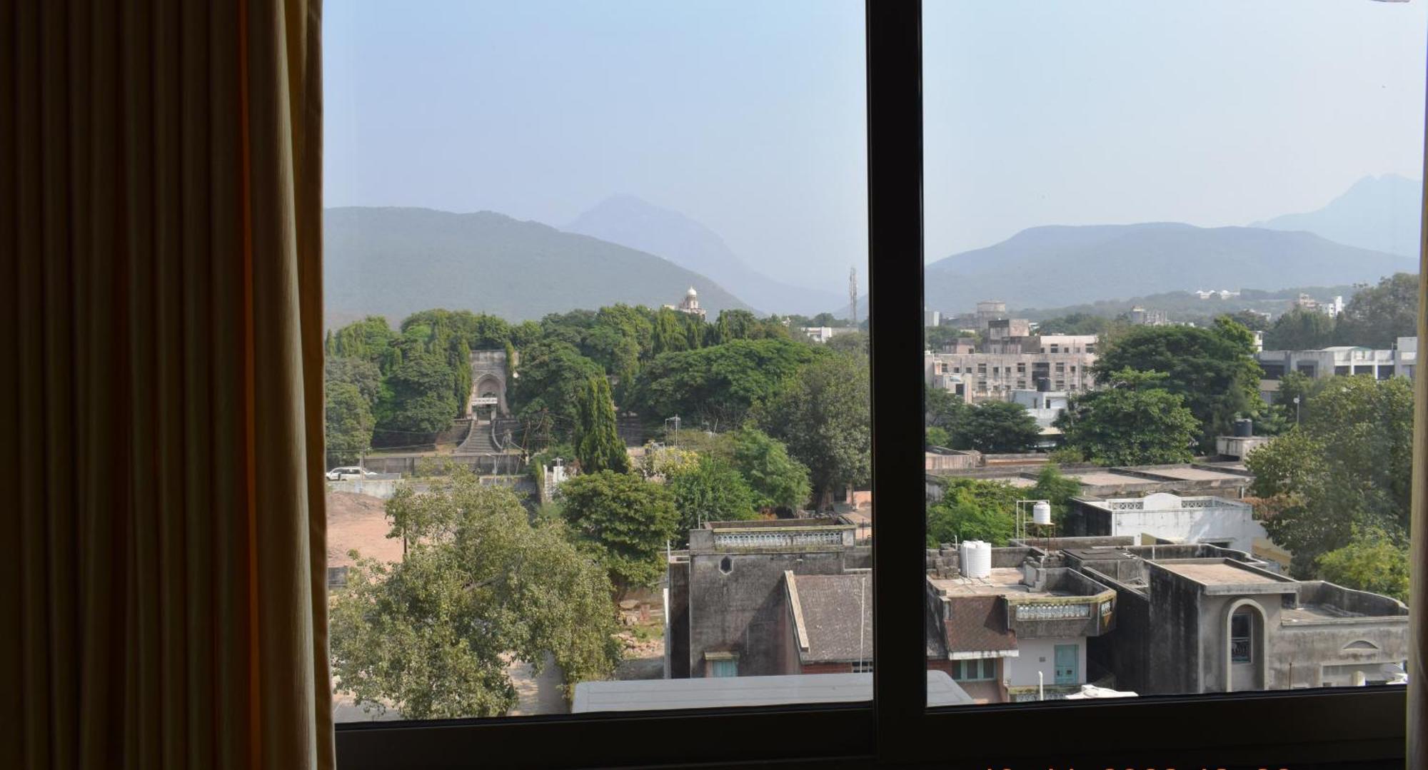 Leela Bizotel Junagadh Dış mekan fotoğraf